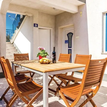 In Mit Grill Und Terrasse By Interhome Lägenhet Crikvenica